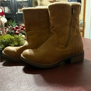 Womens fleece lined Rocket Dog boots.